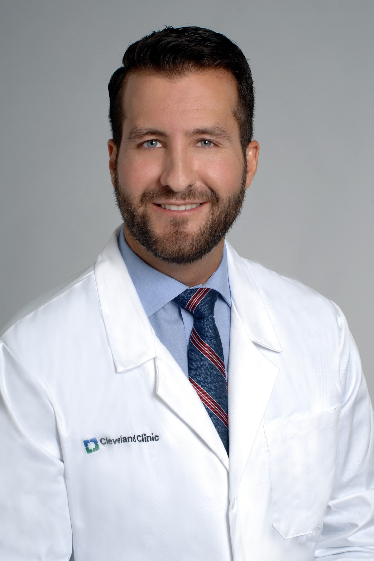 Dr. Aldo Riesgo, director del Centro de Ortopedia y Reumatologu00eda de Cleveland Clinic