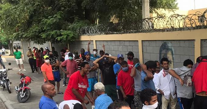 Largas filas en santiago en busca de raciones alimenticias distribuidas por el gobierno