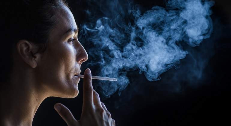 Mujer fumando iStock