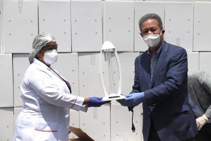 Leonel dona lamparas desinfectantes y ventiladores a hospital de salcedo para luchar contra el coronavirus