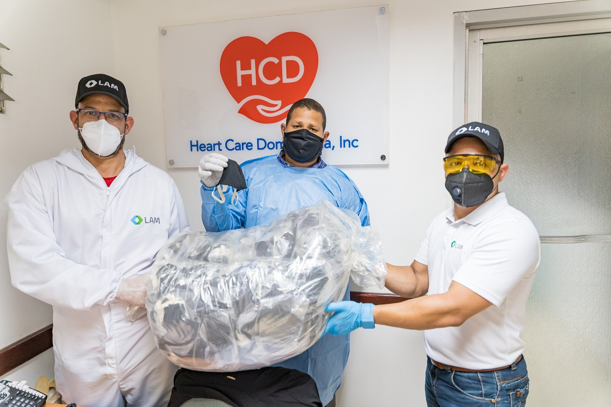 Foto 1, En el centro, Hensel Contreras, de Heart Care, recibe el donativo de Martu00edn Rodru00edguez y Anubis Cu00e1ceres, de Laboratorios LAM.