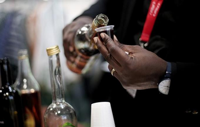 El estrogeno podria hacer que el alcohol resulte mas gratificante para las mujeres