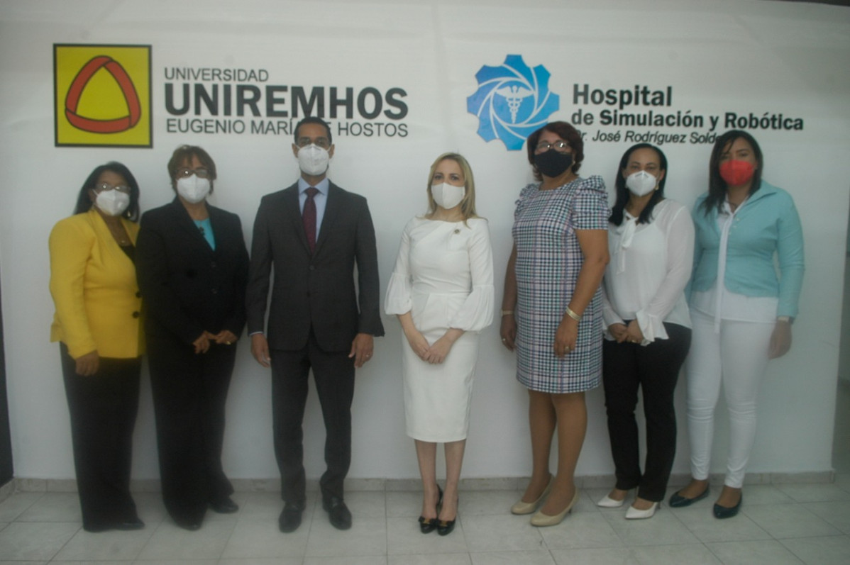 Al centro el Dr. Wady Ramu00edrez, Rector de UNIREMHOS y la Dra. Dhamelisse Then Vanderhorst, Directora General del Hospital Pediu00e1trico Hugo Mendoza, junto a integrantes de los equipos de ambas instituciones.