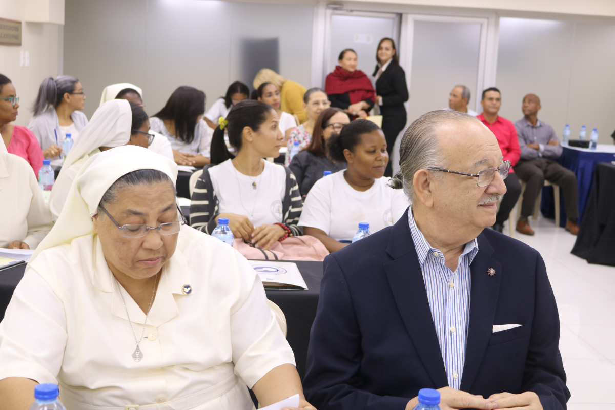 Vista parcial de clases ofrecidas por la Escuela de Formaciu00f3n de Pastoral de la Salud  observan el Arq. Cu00e9sar Ivu00e1n Feris, su director, y Sor Trinidad Ayala Adames, coordinadora de la Pastoral de la Salud