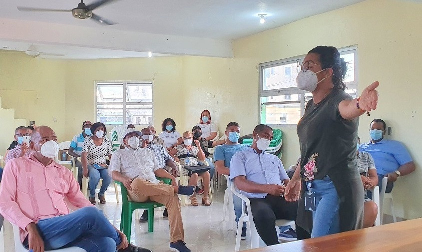 La doctora Lura Mora, del Ministerio de Salud, durante su participaciu00f3n en la asamblea de Capotillo