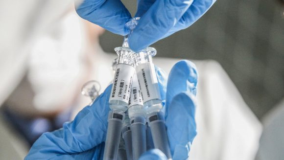 Muestras de la vacuna contra el covid 19 desarollada por Sinovac Pekín China el 16 de marzo de 2020. 580x327