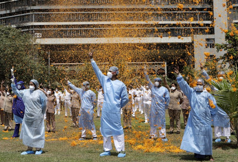 En la India se lanzan pu00e9talos de flores en homenaje al personal de salud