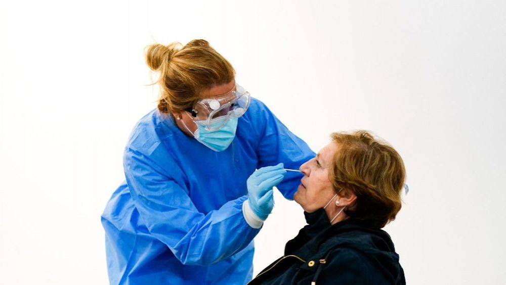Una profesional sanitaria haciendo una prueba covid 19 foto cam 15 1000x564