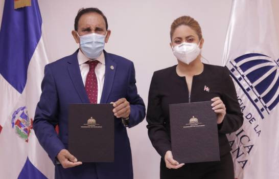 La directora general de prosoli gloria reyes y la fundacion cruz jiminian buscan con el acuerdo ayudar a familias que viven en pobreza extrema 15565943 20210114153743