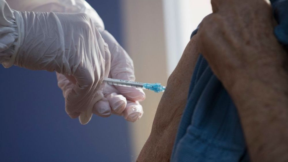 Una persona recibe la vacuna frente a la covid 19 en la regio n de murcia foto carm 15 1000x564