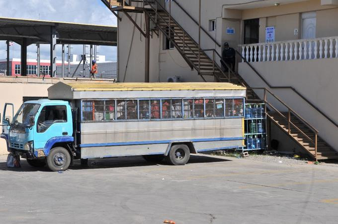 Presos hacinados en camion se exponen a ser contagiados (1)