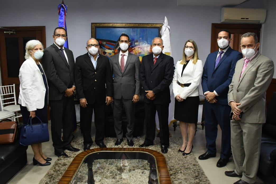 En el centro el Rector de UNIREMHOS Wady Ramirez y a su izquierda Plutarco Arias Ministro de Salud Publica junto a otras personalidades.