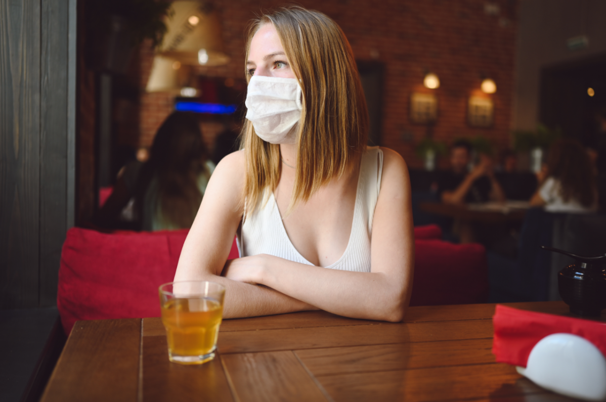 Se puede evitar realmente la transmision del coronavirus en el interior de los bares