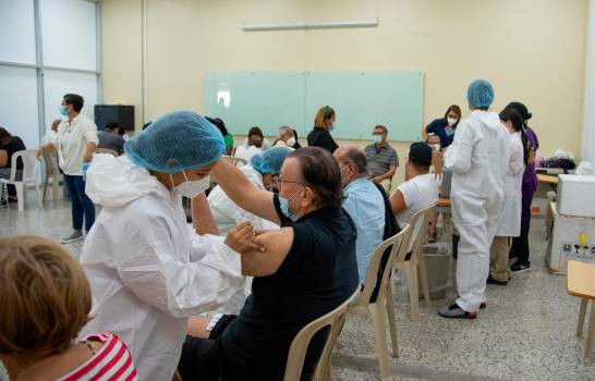 030321personas mayores de 70 anos se vacunan en la uni unfhu032 15955955 20210311150228