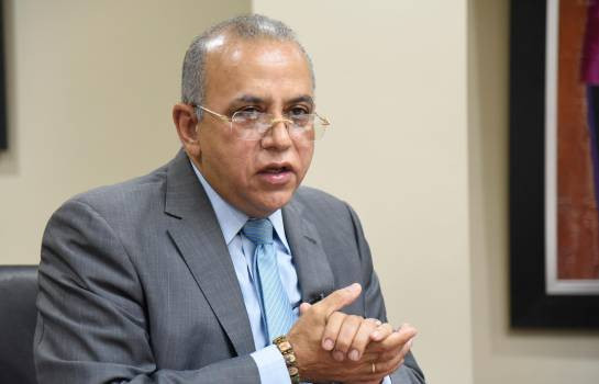 Presidente Abinader destituye a ministro de Salud Plutarco Arias tras escandalo de jeringas