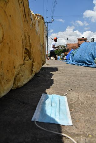 Mascarillas se convierten en fuente de contaminacion en las calles rios y oceanos