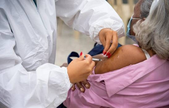 Imagen 030321personas mayores de 70 anos se vacunan en la uni unfhu030 16059045 20210326123043