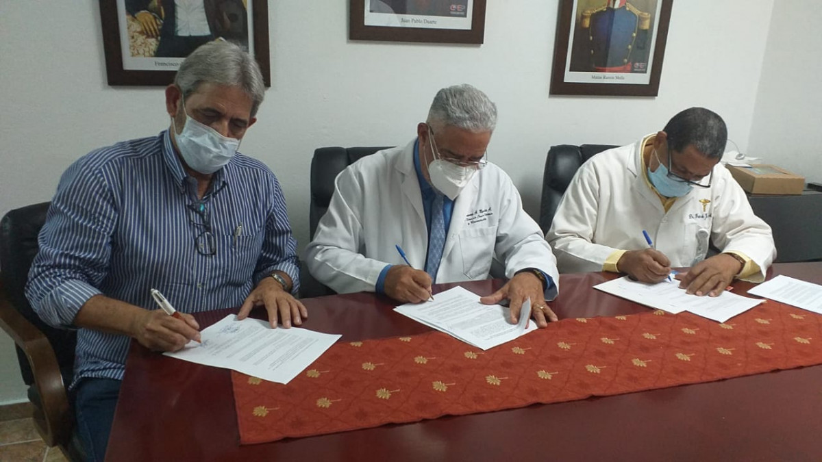 Desde la izquierda Pau00fal Martu00ednez, Dr. Severo Antonio, y el Dr. Fredis de Jesu00fas 2