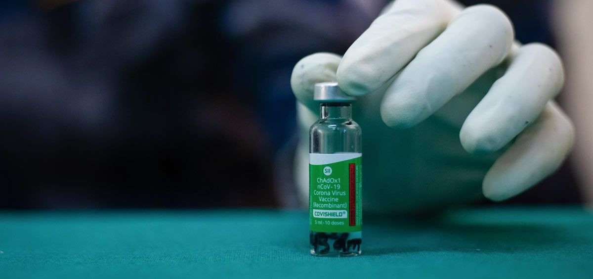 Una vial de la vacuna de astrazeneca y oxford foto europa press