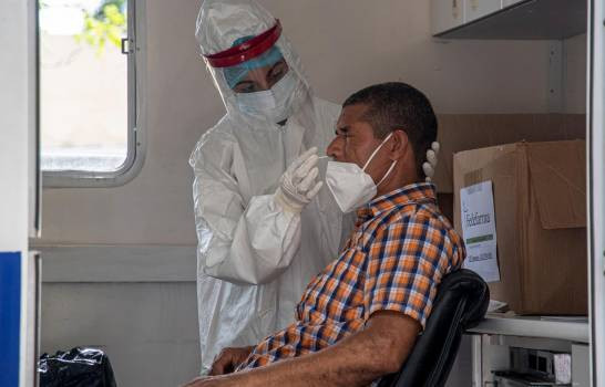 Un grupo de personas espera en fila para que le hagan la prueba covid 19 en una unidad movil de salud publica en las inmediacione de la uasd 16183983 20210415182159