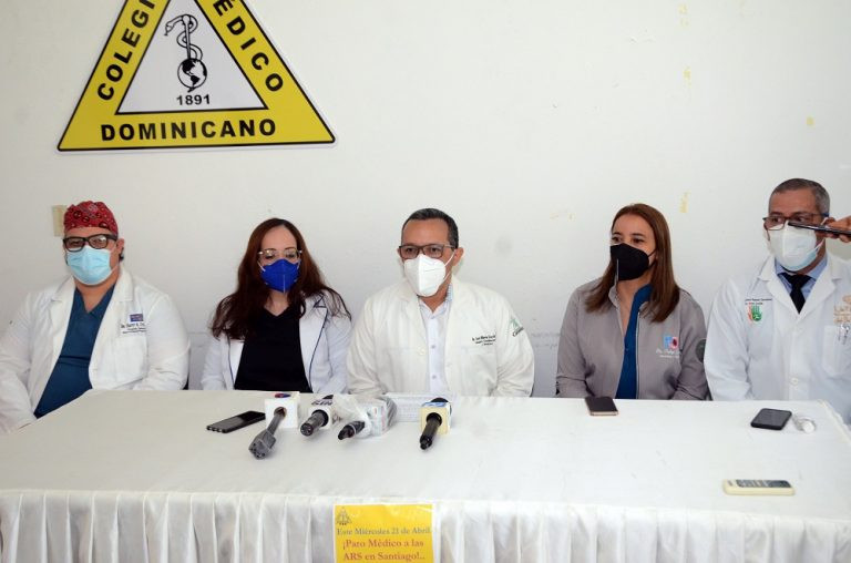 El presidente del Colegio Medico Dominicano en Santiago doctor Jose Cruz ofrece declaraciones en rueda de prensa. 768x508