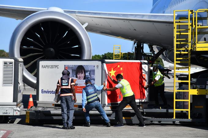 Avion aterrizo ayer con medio millon de dosis contra el covid