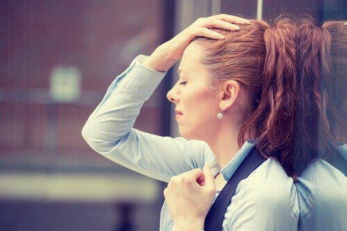 Mujer con estres laboral