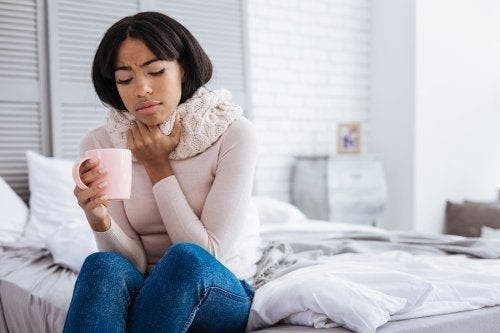 Dolor de garganta mujer taza te bufanda 500x333 1