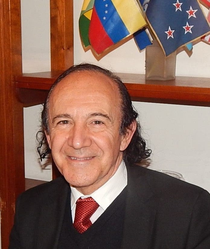 Dr. Jose Luis Mansur Medico especialista en Endocrinologia y en Osteologia 696x827