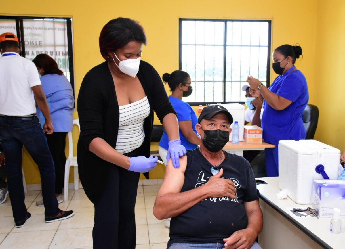 Salud Pu00fablica inicia vacunaciu00f3n contra Covid 19 a empleados de la Alcaldu00eda SDN