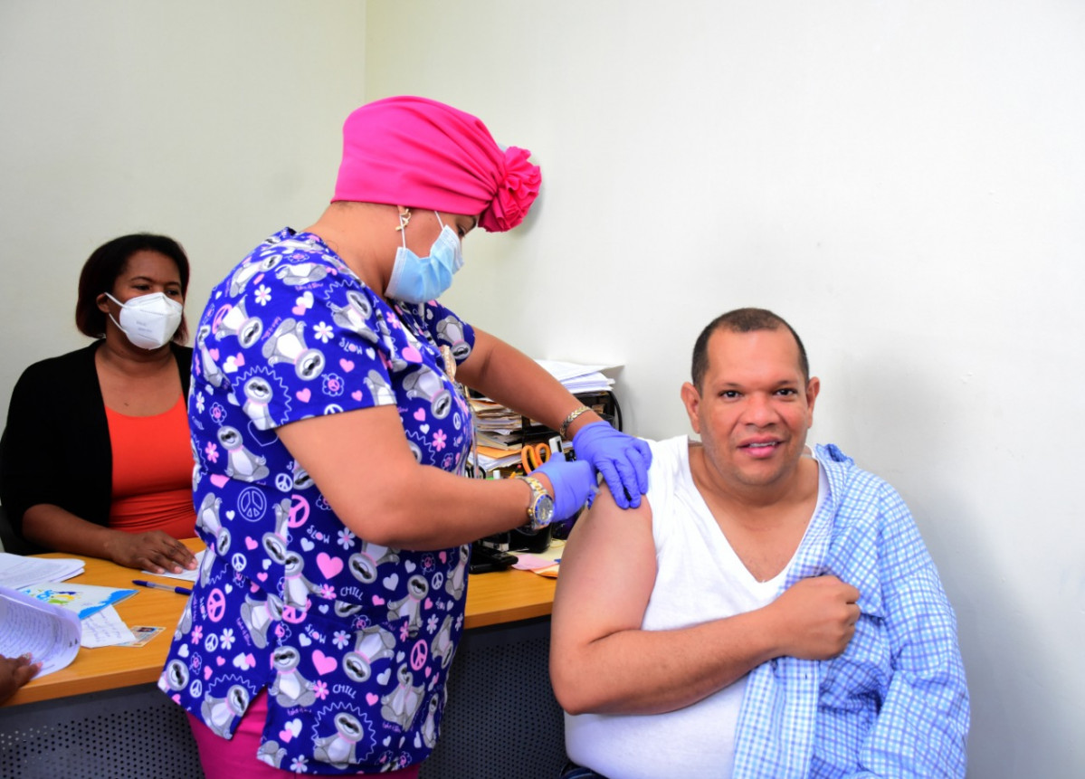 Alcalde Carlos Guzmu00e1n recibe vacuna contra Covid 19 e invita ciudadanos a protegerse mediante la inmunizaciu00f3n