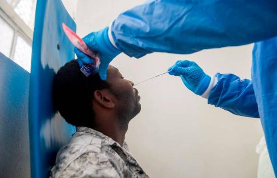 Un medico hace una prueba de coronavirus a un paciente en el centro medico gheskio en puerto principe 15062020 jean marc herve abelard efe 16392251 20210514153044