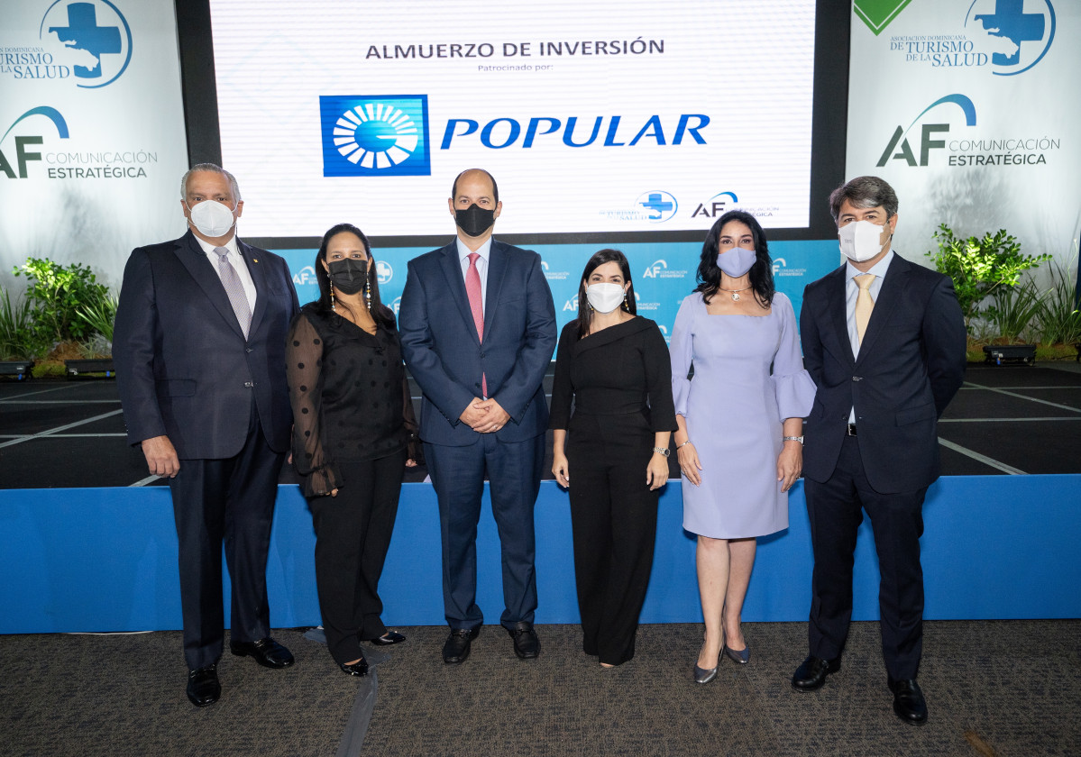 Luis Espu00ednola, Jacqueline Mora, doctor Alejandro Cambiaso, Biviana Riveiro, Amelia Reyes Mora y Rafael Blanco