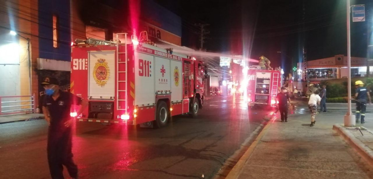 Bomberos del Sistema 9 1 1 en incendio SDE