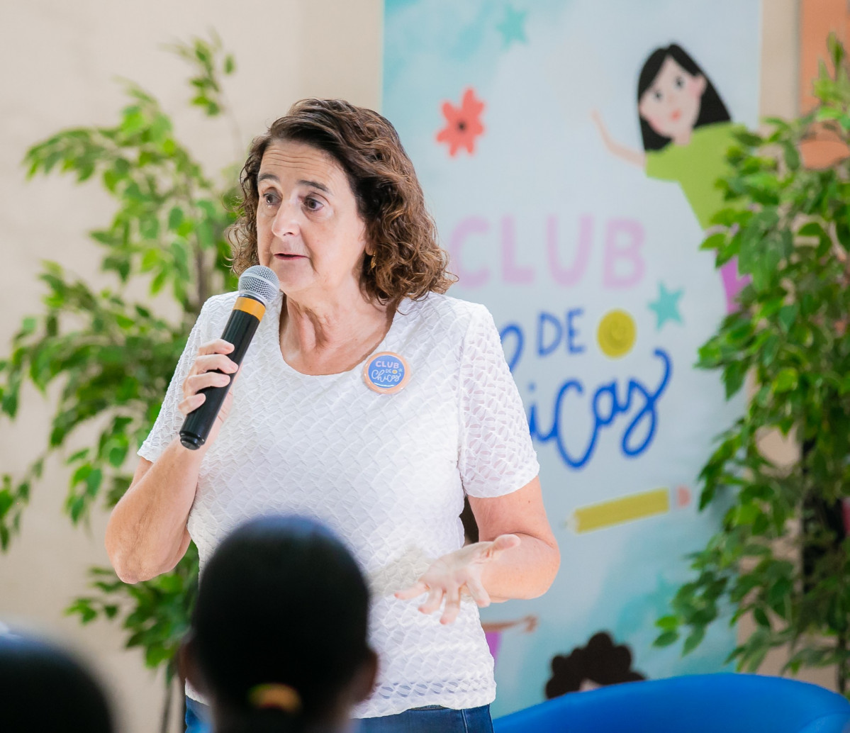 Rosa Elcarte expone ante adolescentes