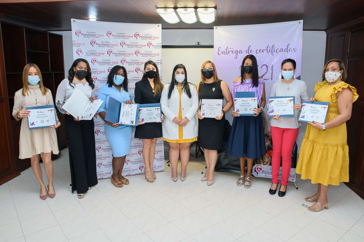 DSC 0692.  Al centro Michelle Santana junto a las graduandas de varios diplomados.
