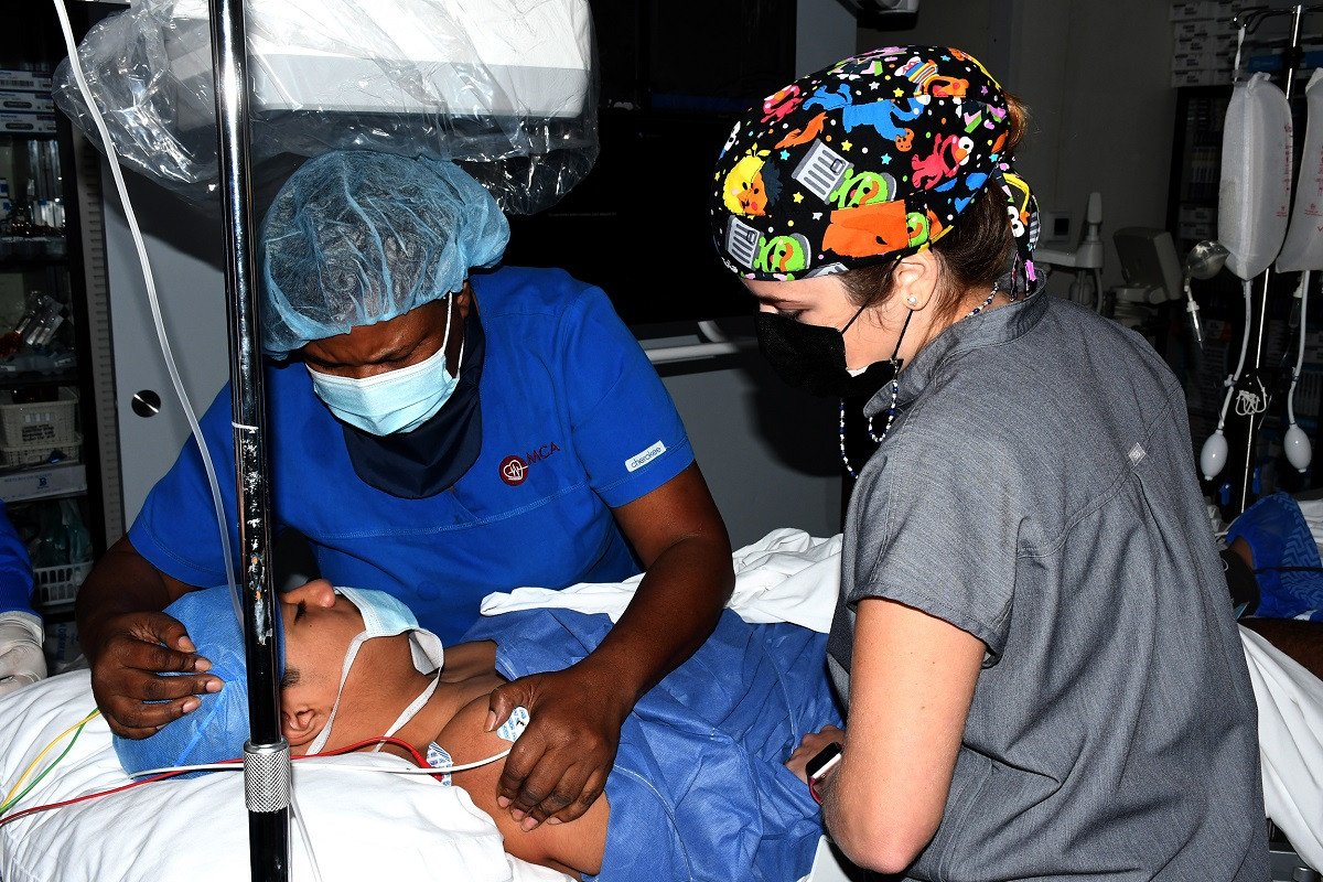 Foto 3 Licenciadas Margarita De La Cruz y Nicole Arbaje asisten paciente
