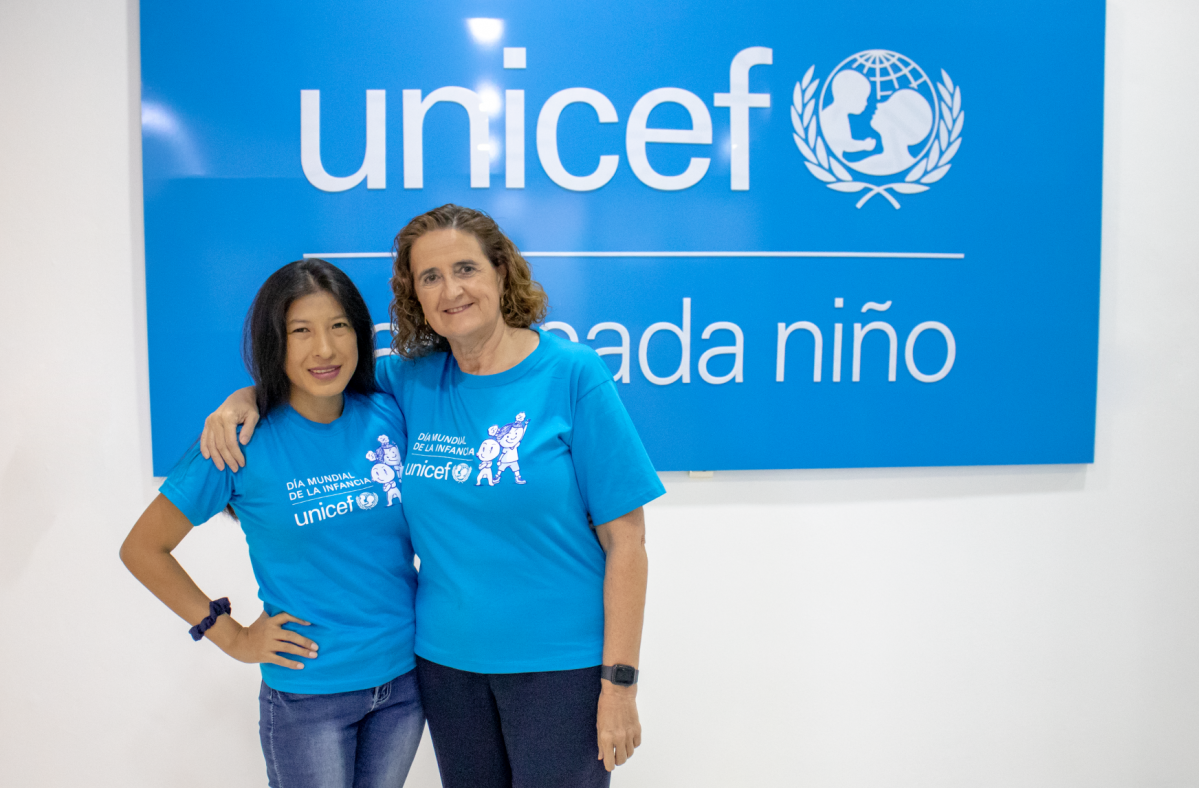 Rosa Elcarte, representante de UNICEF junto a adolescente voluntaria.