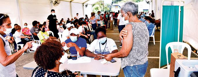 Temor a omicron sube la demanda de vacunas y pcr