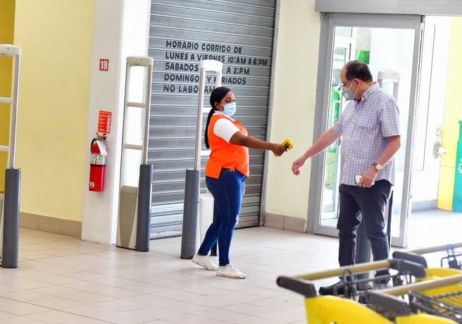 Hay centros comerciales que no estan exigiendo la tarjeta de vacunacion
