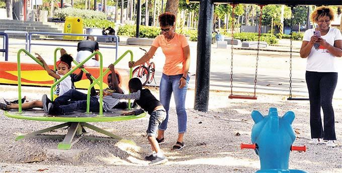 Ciudadanos visitan zonas al aire libre para bajar las tensiones