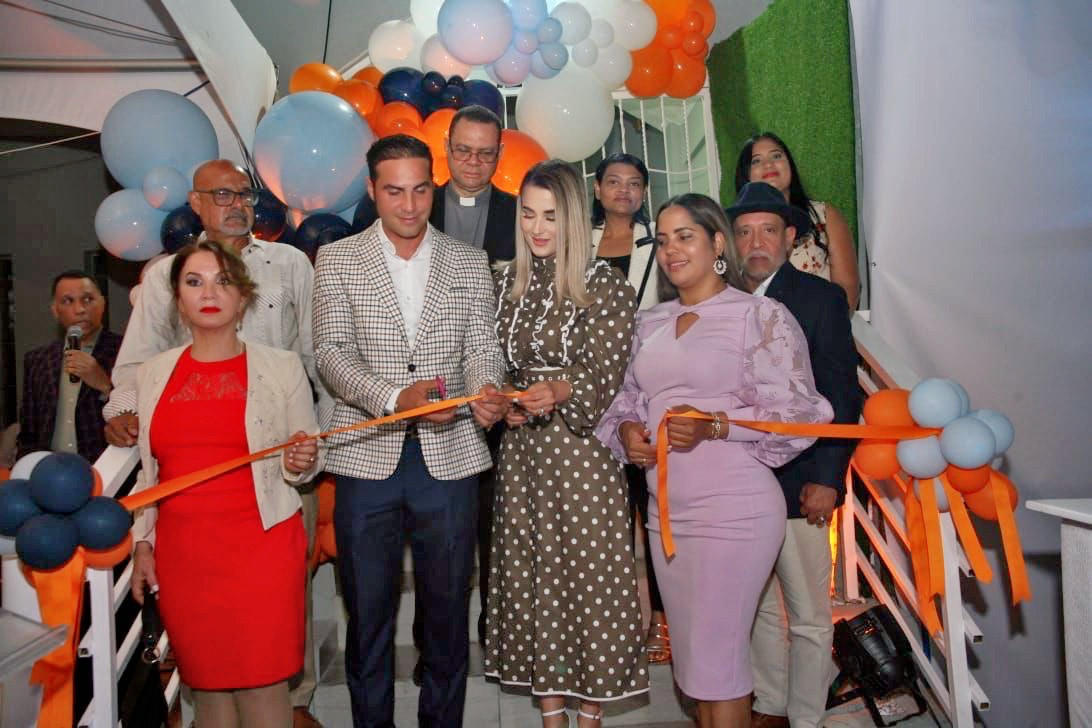 2 Momento del corte de la cinta para dejar inaugurado la septima sucurcal de BioDental.