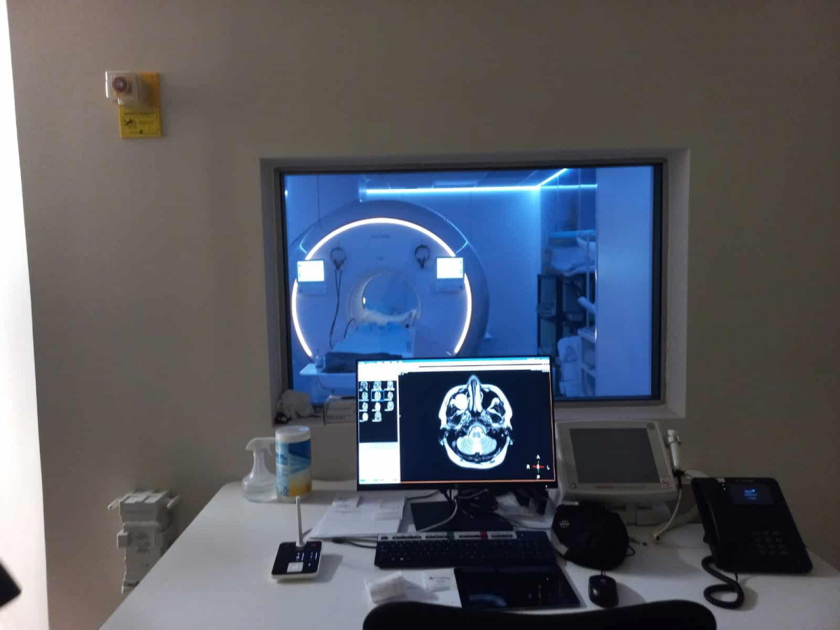 Una computadora en un escritorio a57b1c02