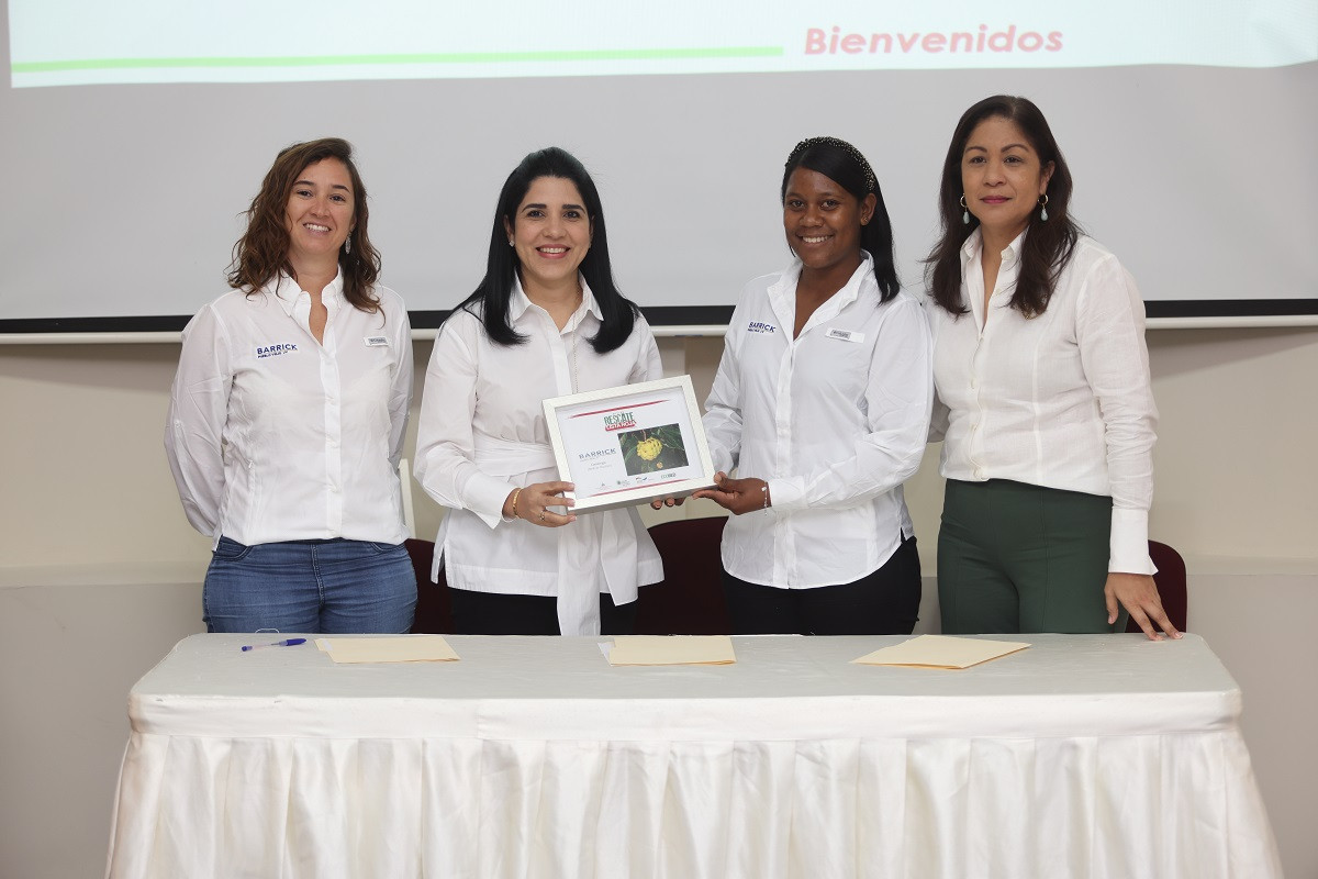 Firma y entrega de certificado Barrick Pueblo ViejoAAAA