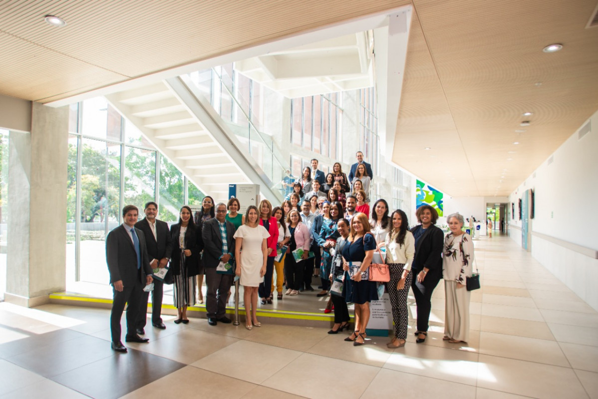 Equipo CEMDOE junto a los periodistas que participaron en el desayuno