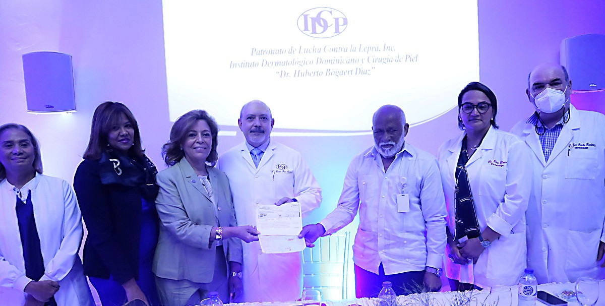 FOTO La doctora Emma Guzmu00e1n y el doctor Vu00edctor Pou Soares reciben el donativo entregado por Yalis Soto y Bienvendio Brito de la Loteru00eda Nacional