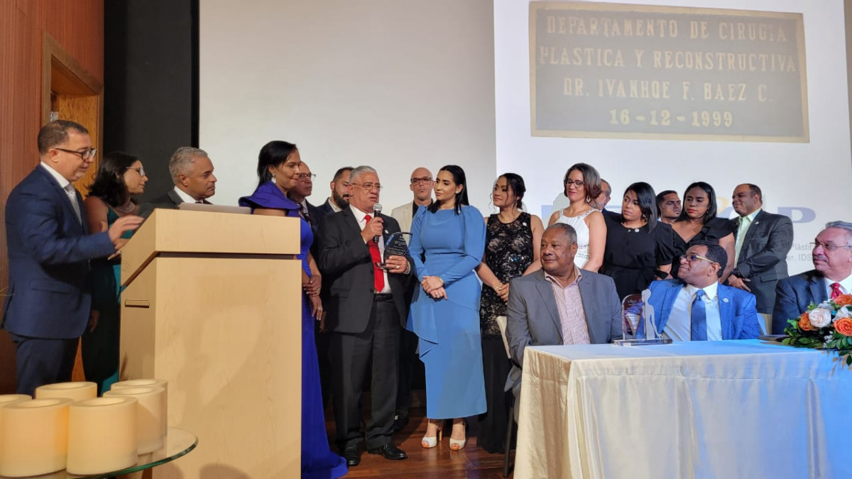 2  El Dr. Severo Mercedes recibe reconocimiento en 45 Aniversario de RENACIP