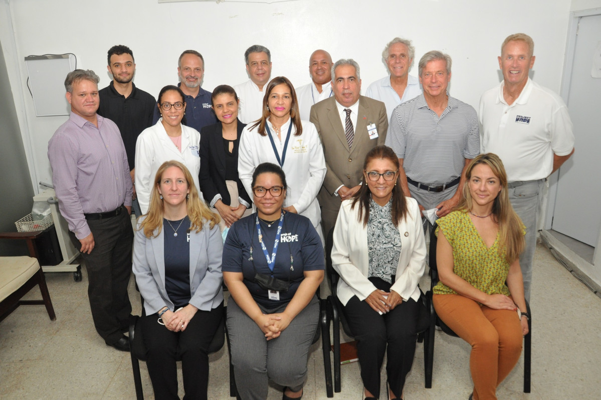 Miembros de Project HOPE y autoridades de salud en Hosp. Renee Klang, Santiago