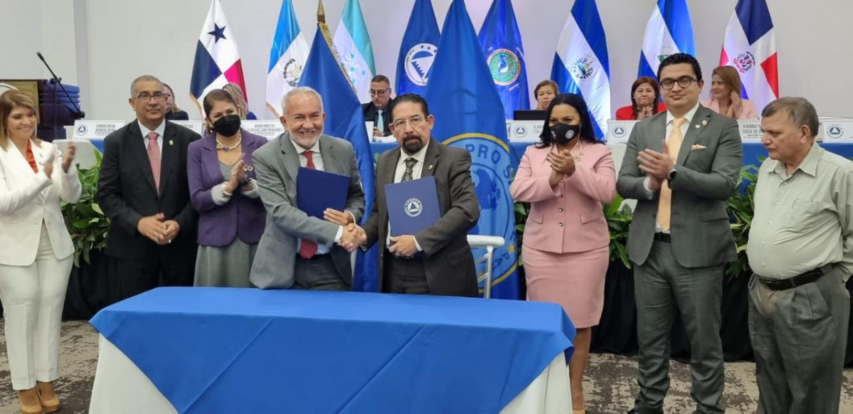 (foto) Firma del convenio entre el Parlacen y la Organizacion Panamericana de la Salud (OPS) 