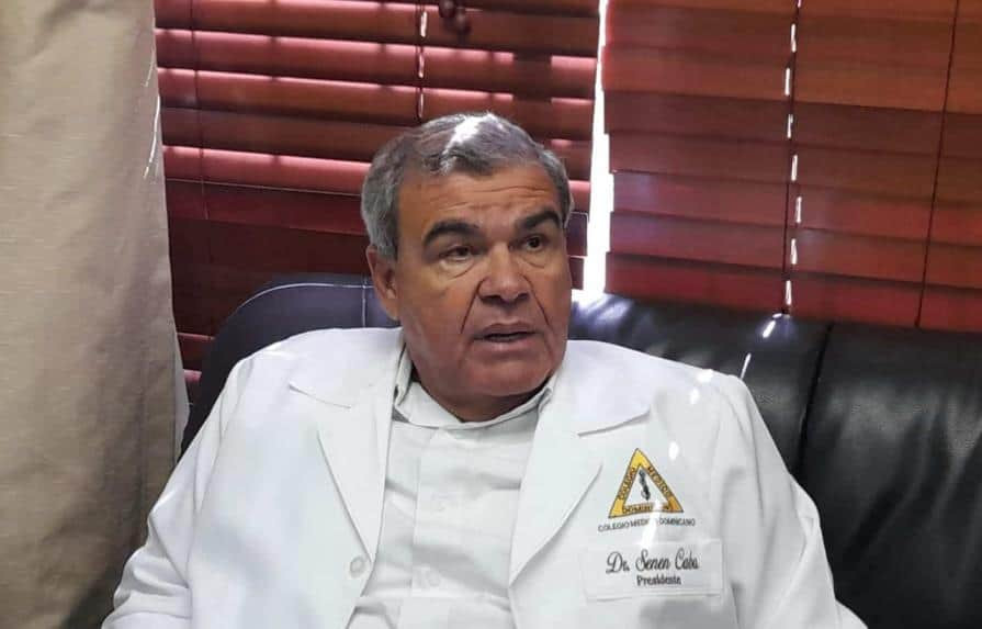 Hombre sentado en una silla d1aca238